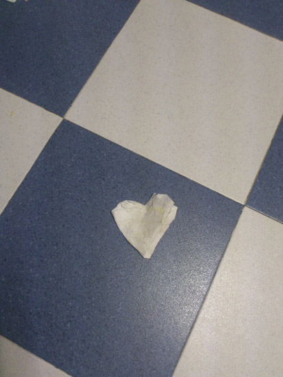 cuore di carta apparso sul pavimento