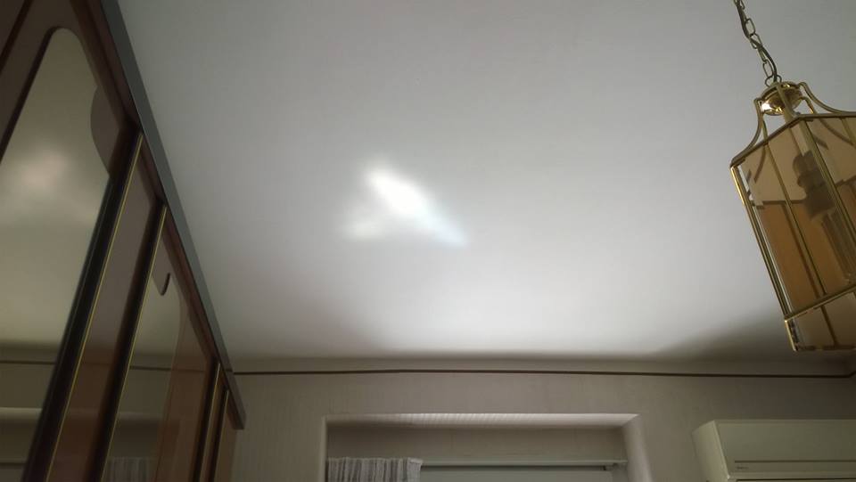 foto di un cuore fatto di luce sul tetto della stanza