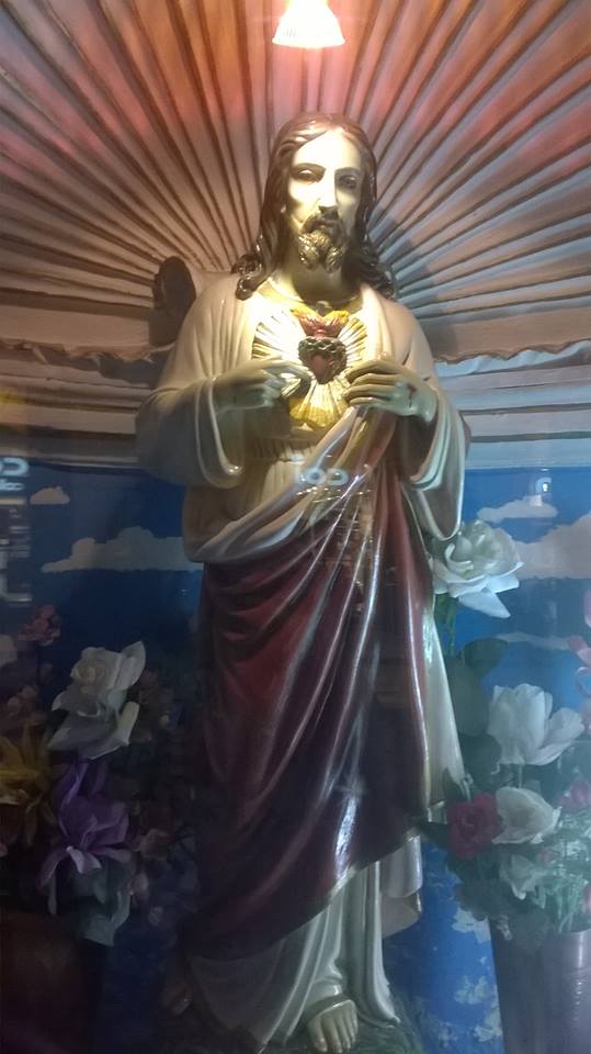 il volto di un Angelo compare dietro alla statua di Gesù