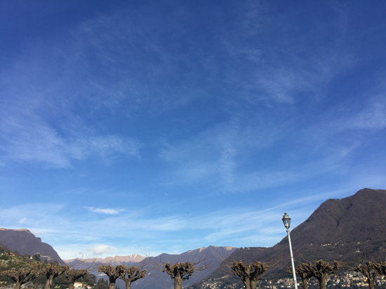 immagine di un Angelo che appare in Cielo tra le nuvole