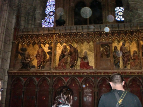Immagini di orbs all'interno di Notre Dame de Paris