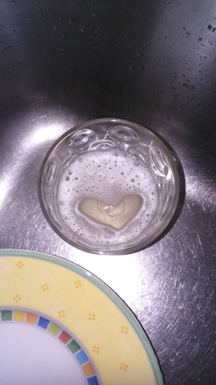 foto di un cuore che si è formato nel bicchiere