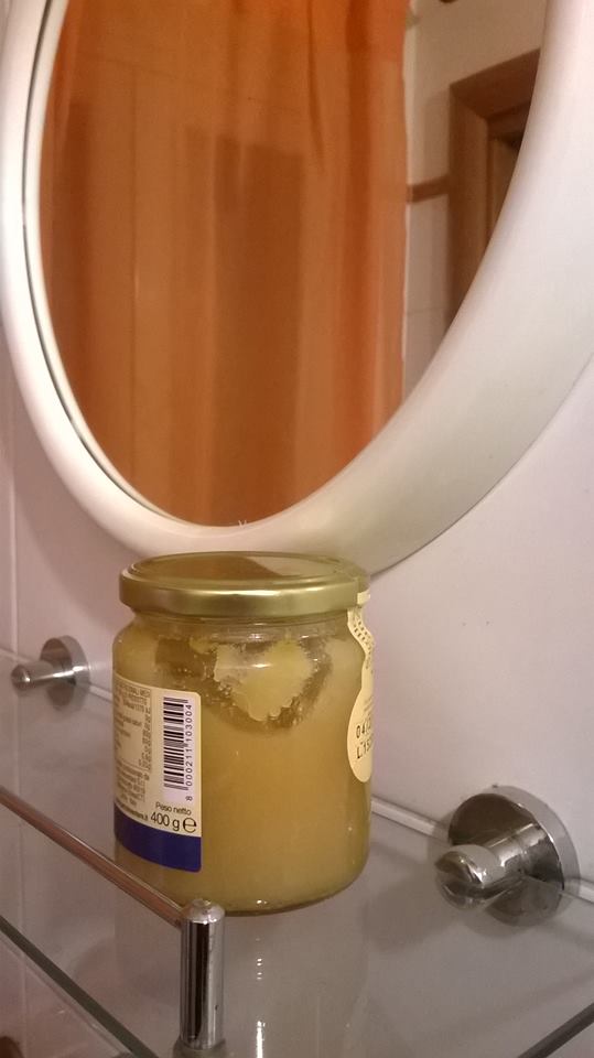 si forma un cuore nel barattolo del miele come risposta degli Angeli