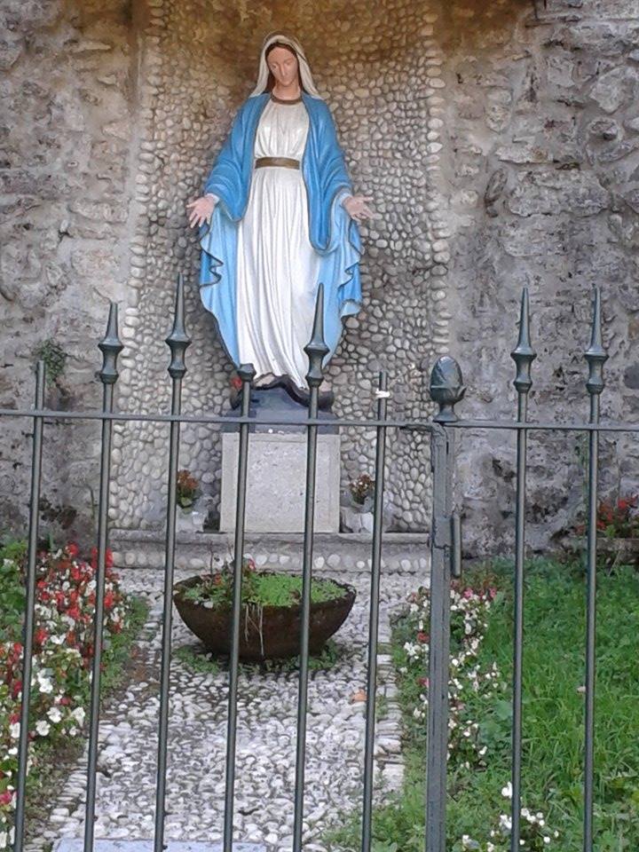 statua madonna del bosco