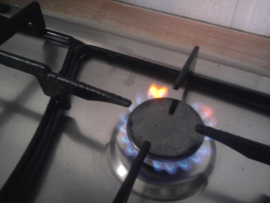immagine di un cuore che si forma dalla fiamma del gas