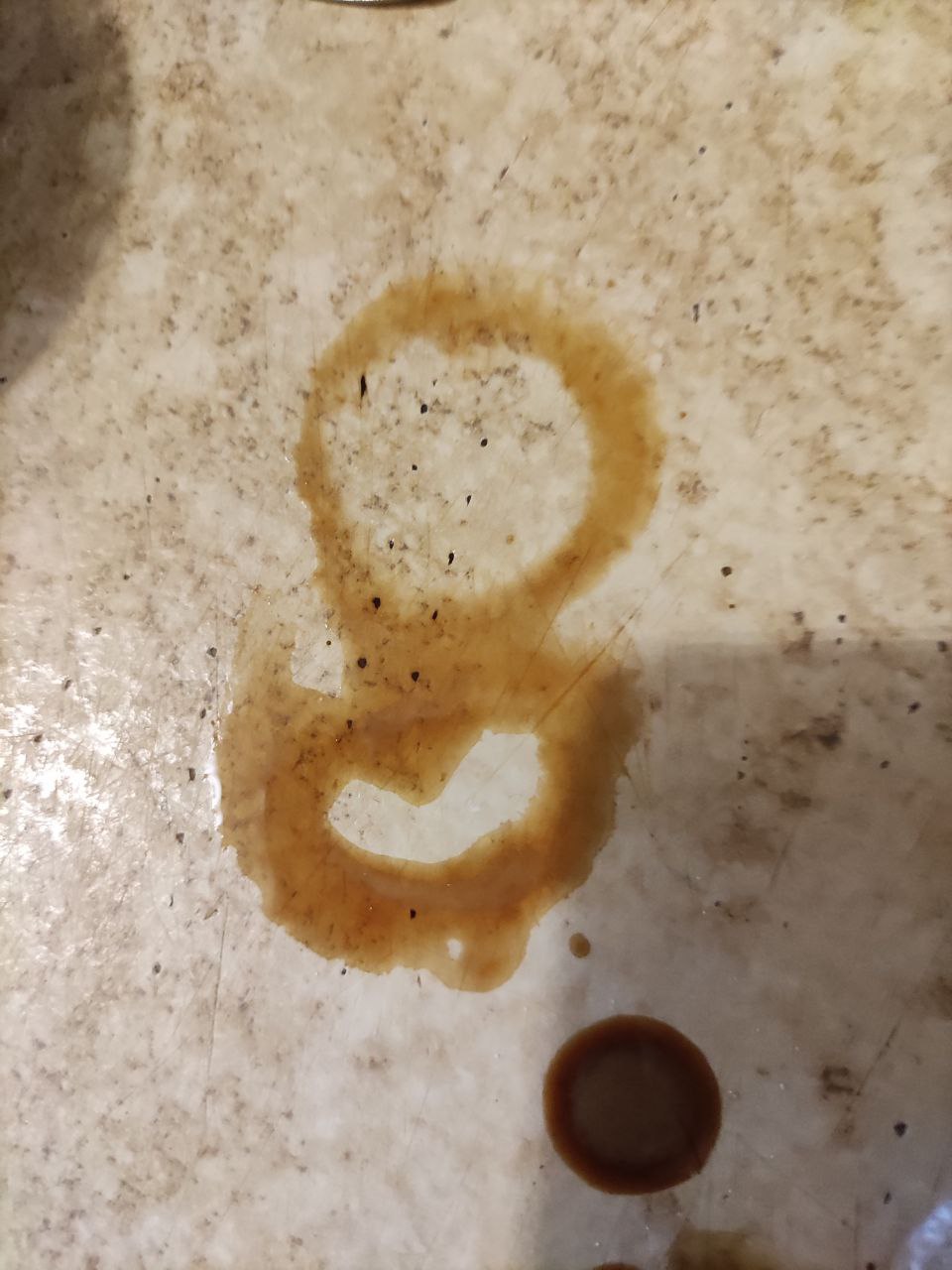 macchia di caffè a forma di ciondolo