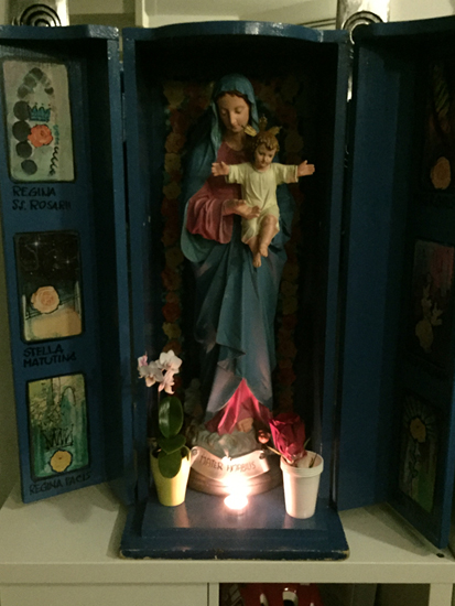 immagine della statua della Madonna Pellegrina con ai piedi un cuore di luce