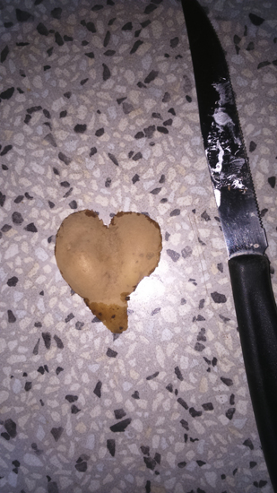 una patata a forma di cuore perfetto