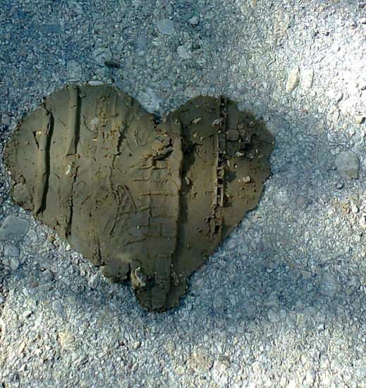 terra che schiacciata da una ruota diventa un cuore