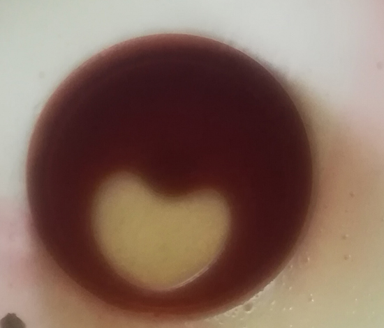 un cuore nella ciotola con aceto balsamico