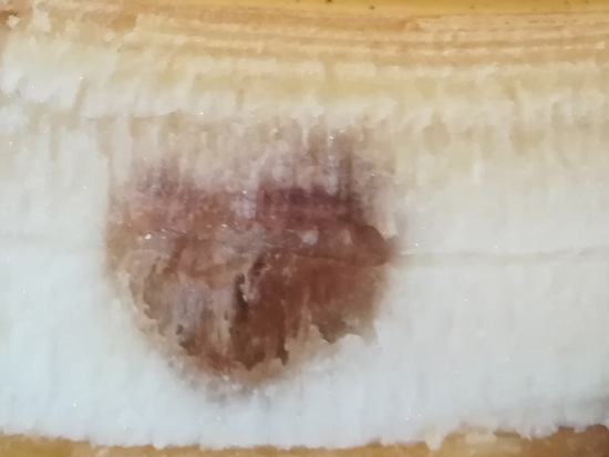 banana ammaccata che una volta sbucciata rivela un bel cuore