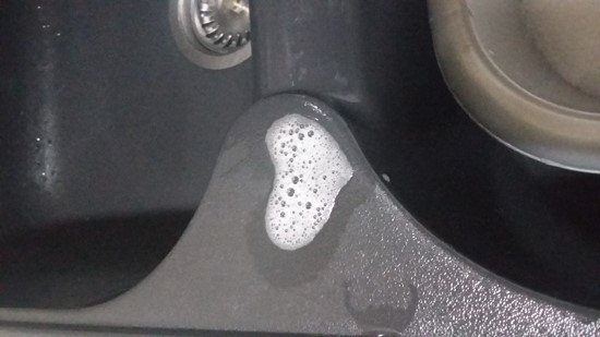 un cuore che si è creato con la schiuma sul lavandino