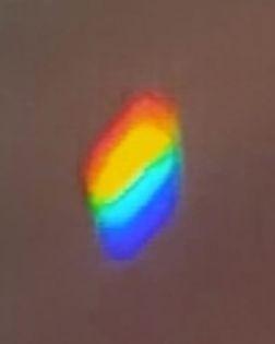 arcobaleno bellissimo sullo specchietto retrovisore della macchina