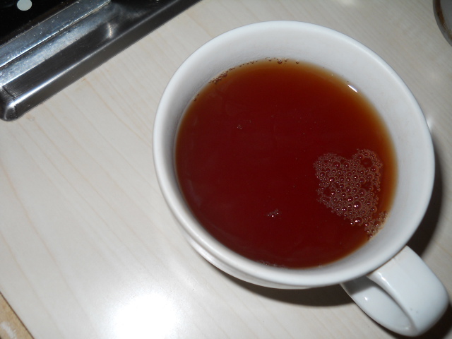 un cuore di schiuma nel tè